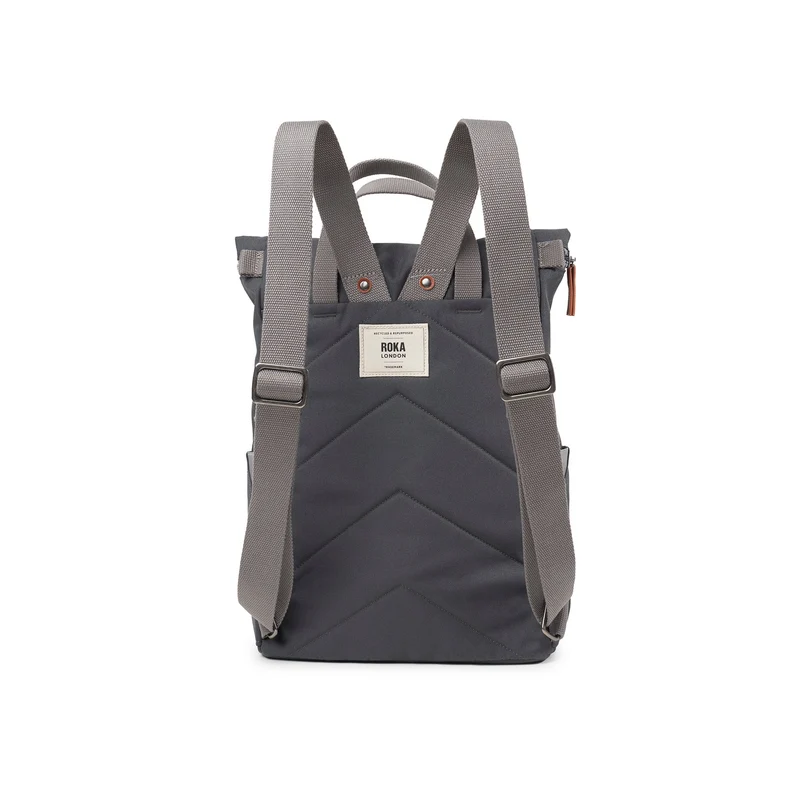 ROKA Finchley Eine verwaschene schwarze mittelgroße Tasche aus recyceltem Canvas