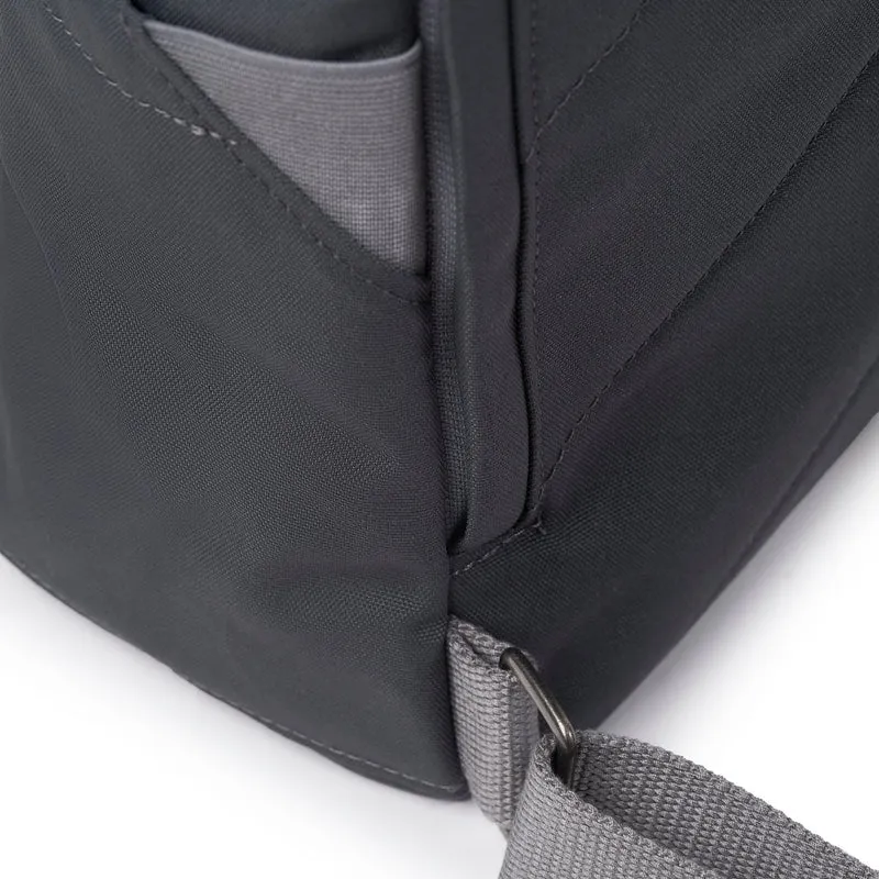 ROKA Finchley Eine verwaschene schwarze mittelgroße Tasche aus recyceltem Canvas