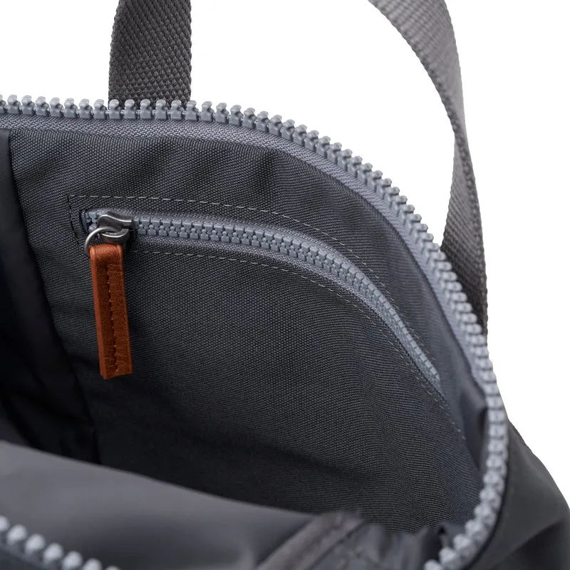 ROKA Finchley Eine verwaschene schwarze mittelgroße Tasche aus recyceltem Canvas