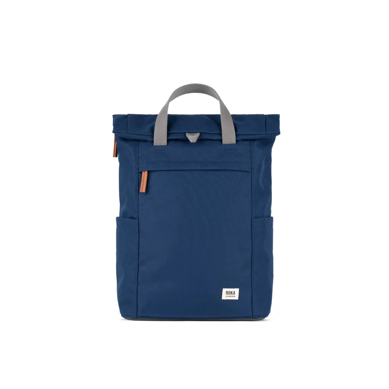 ROKA Finchley Eine mittelgroße Tasche aus recyceltem Canvas in frischem Blau