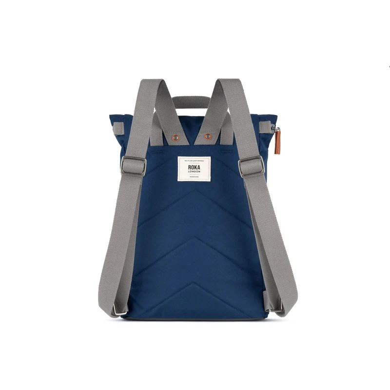 ROKA Finchley Eine mittelgroße Tasche aus recyceltem Canvas in frischem Blau