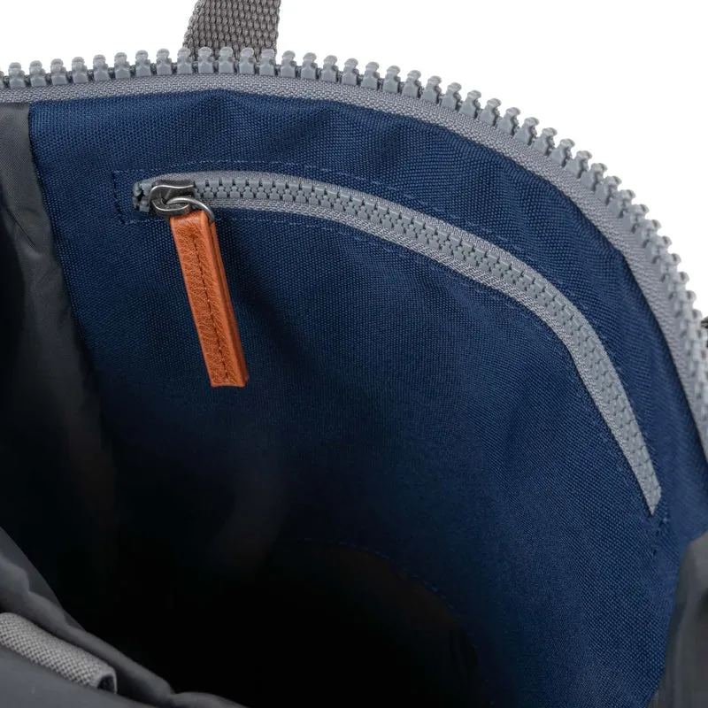 ROKA Finchley Eine mittelgroße Tasche aus recyceltem Canvas in frischem Blau