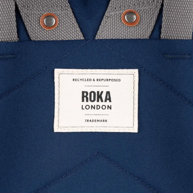 ROKA Finchley Eine mittelgroße Tasche aus recyceltem Canvas in frischem Blau