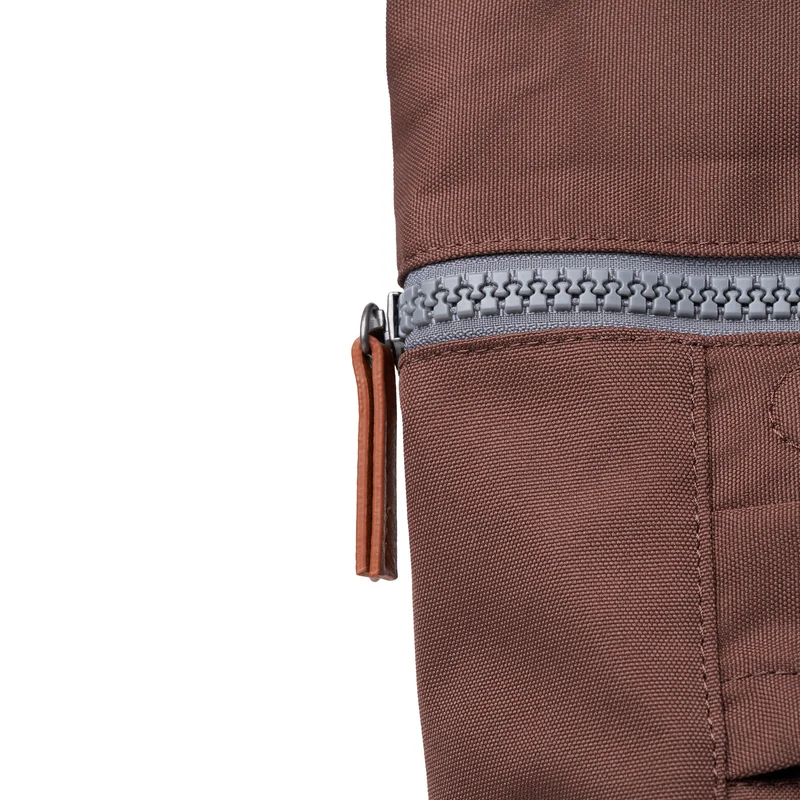 ROKA Finchley Eine mittelgroße Coco-Tasche aus recyceltem Canvas