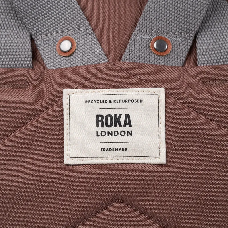 ROKA Finchley Eine mittelgroße Coco-Tasche aus recyceltem Canvas