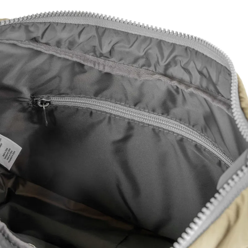 ROKA Belsize Taupe Medium Tasche aus recyceltem Taslon