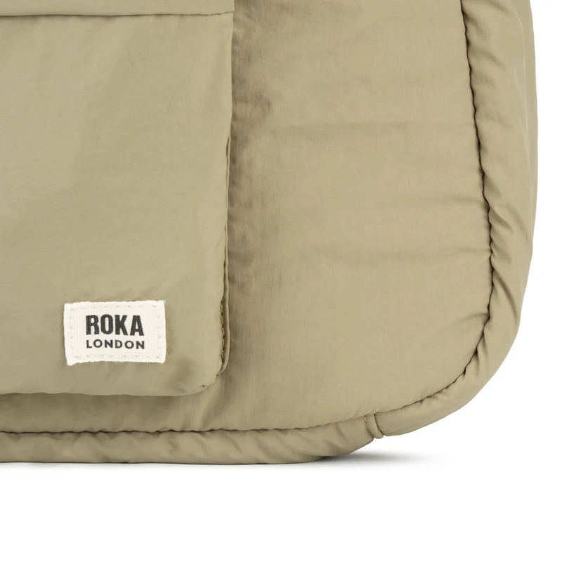 ROKA Belsize Taupe Medium Tasche aus recyceltem Taslon
