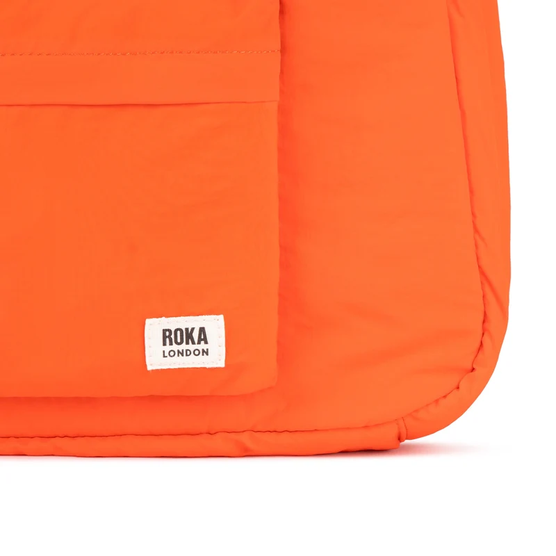 ROKA Belsize Tangerine Medium Tasche aus recyceltem Taslon