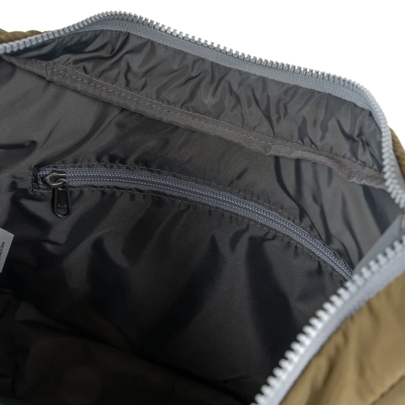 ROKA Belsize Moss Medium Tasche aus recyceltem Taslon