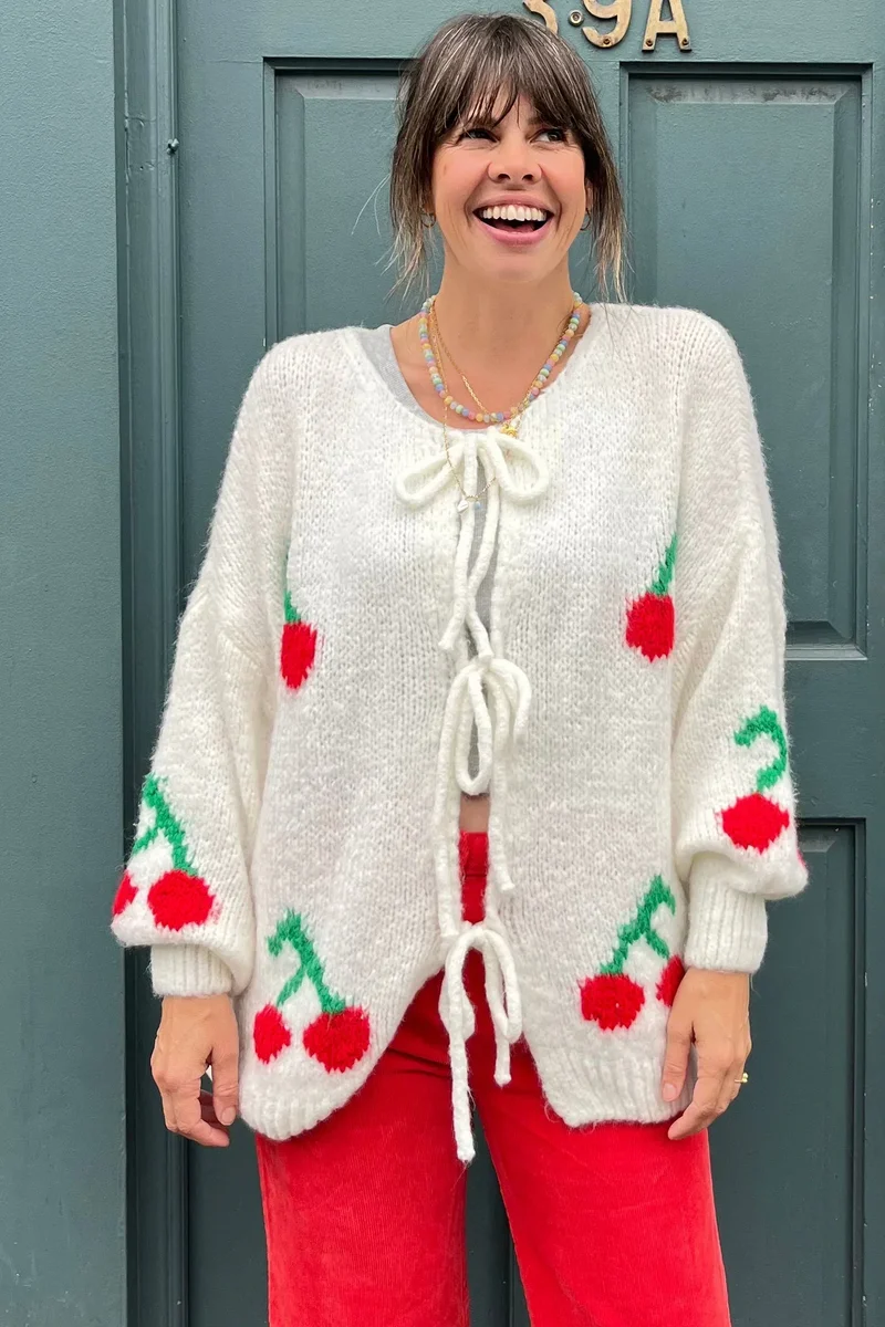 Mohair-Strickjacke mit Schlingenmuster vorne und Kirschmotiv – Fenja