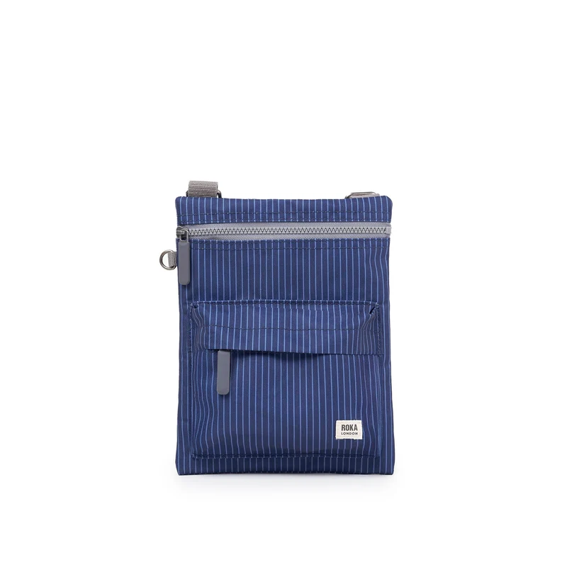 ROKA Chelsea B Tasche aus recyceltem Nylon mit Nadelstreifenmuster in dunklem Denim