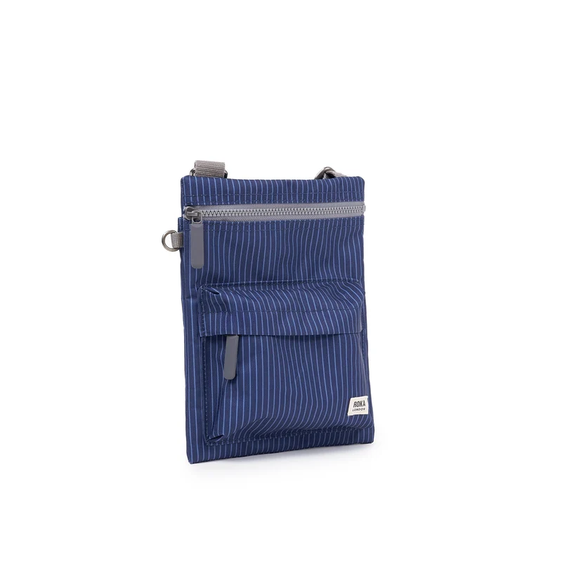 ROKA Chelsea B Tasche aus recyceltem Nylon mit Nadelstreifenmuster in dunklem Denim