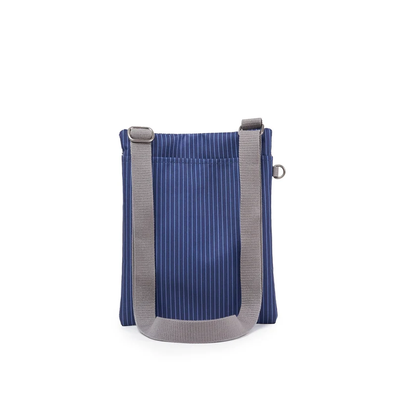 ROKA Chelsea B Tasche aus recyceltem Nylon mit Nadelstreifenmuster in dunklem Denim