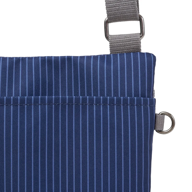 ROKA Chelsea B Tasche aus recyceltem Nylon mit Nadelstreifenmuster in dunklem Denim