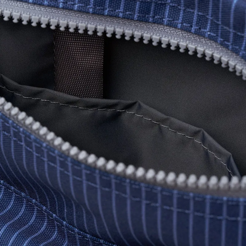 ROKA Chelsea B Tasche aus recyceltem Nylon mit Nadelstreifenmuster in dunklem Denim