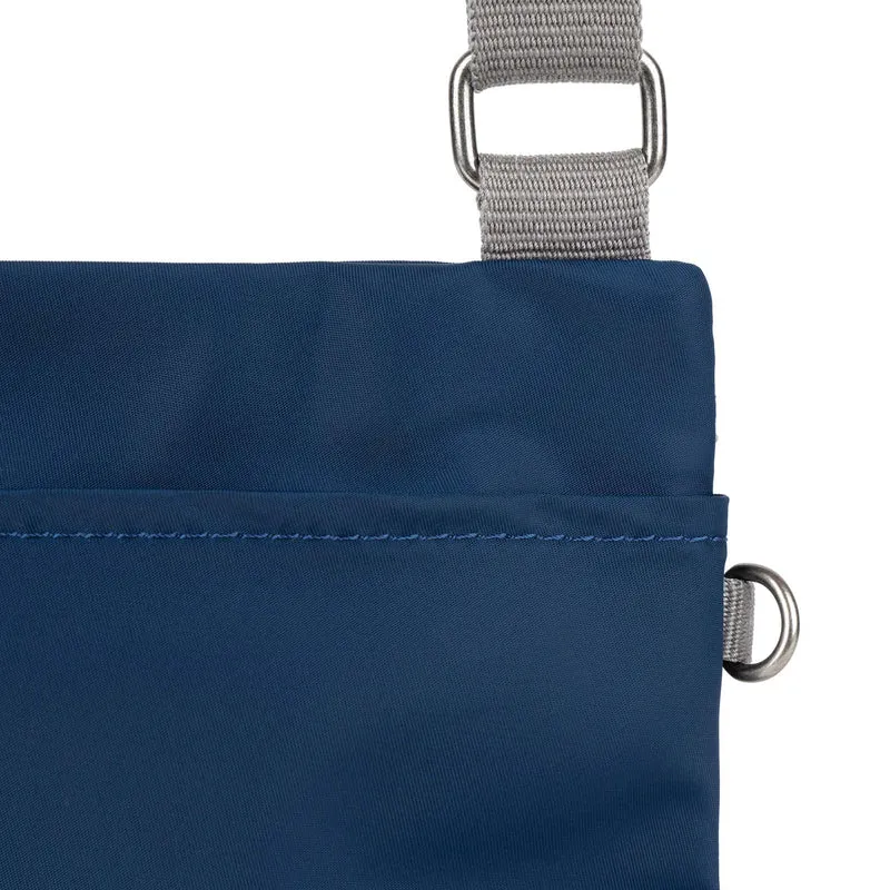 ROKA Chelsea B Crisp Blue Recycling-Nylon-Tasche