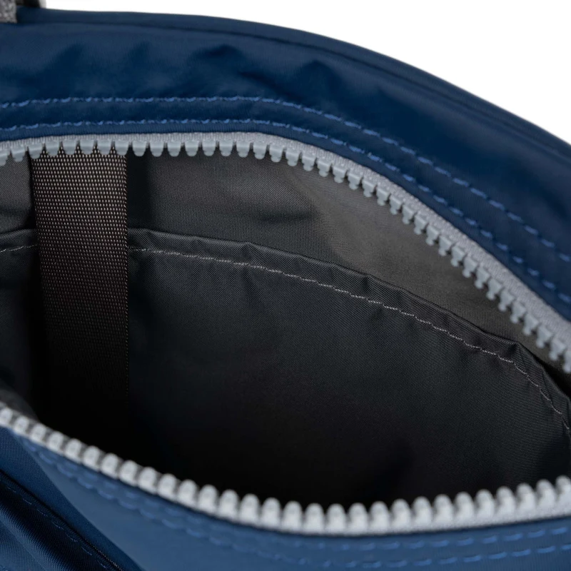 ROKA Chelsea B Crisp Blue Recycling-Nylon-Tasche
