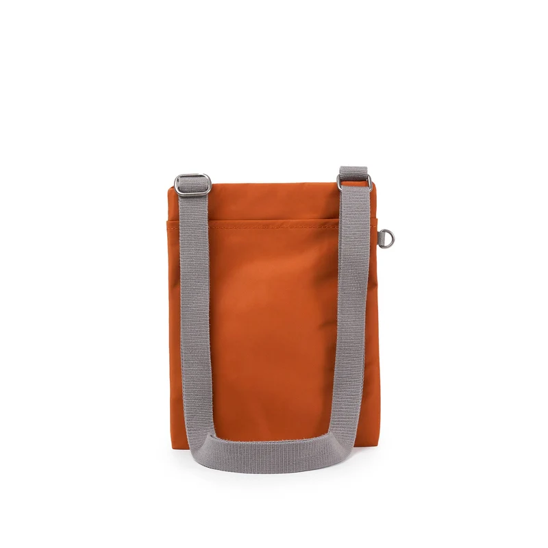 ROKA Chelsea B Bran Tasche aus recyceltem Nylon