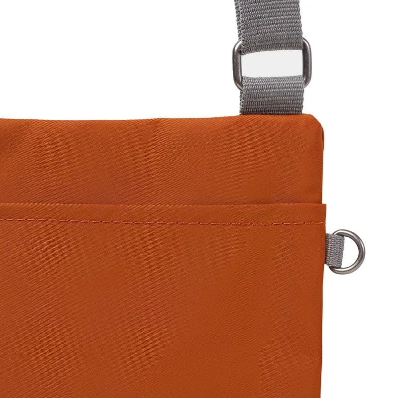 ROKA Chelsea B Bran Tasche aus recyceltem Nylon
