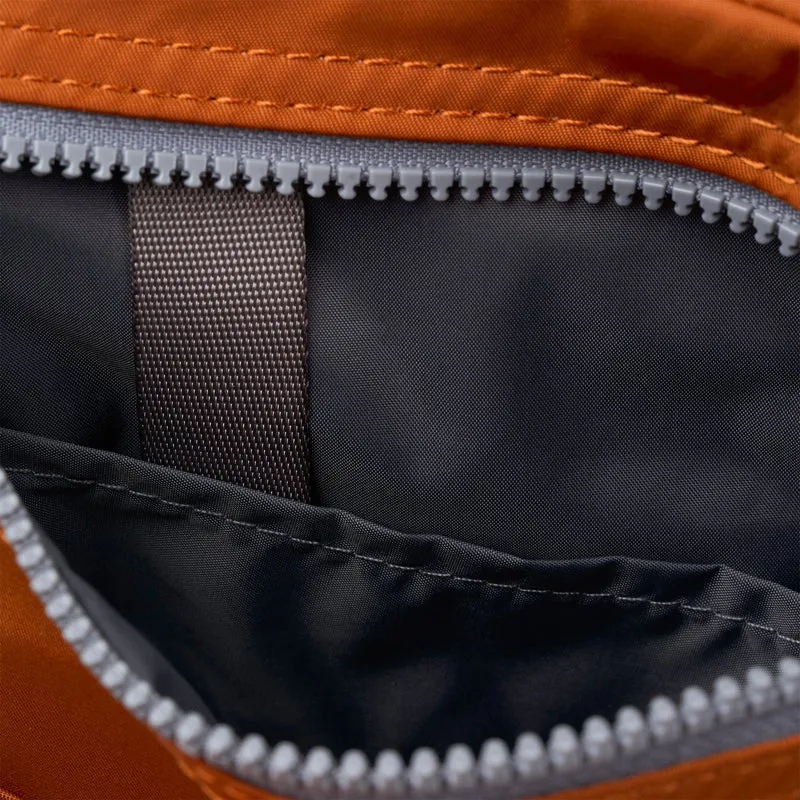 ROKA Chelsea B Bran Tasche aus recyceltem Nylon