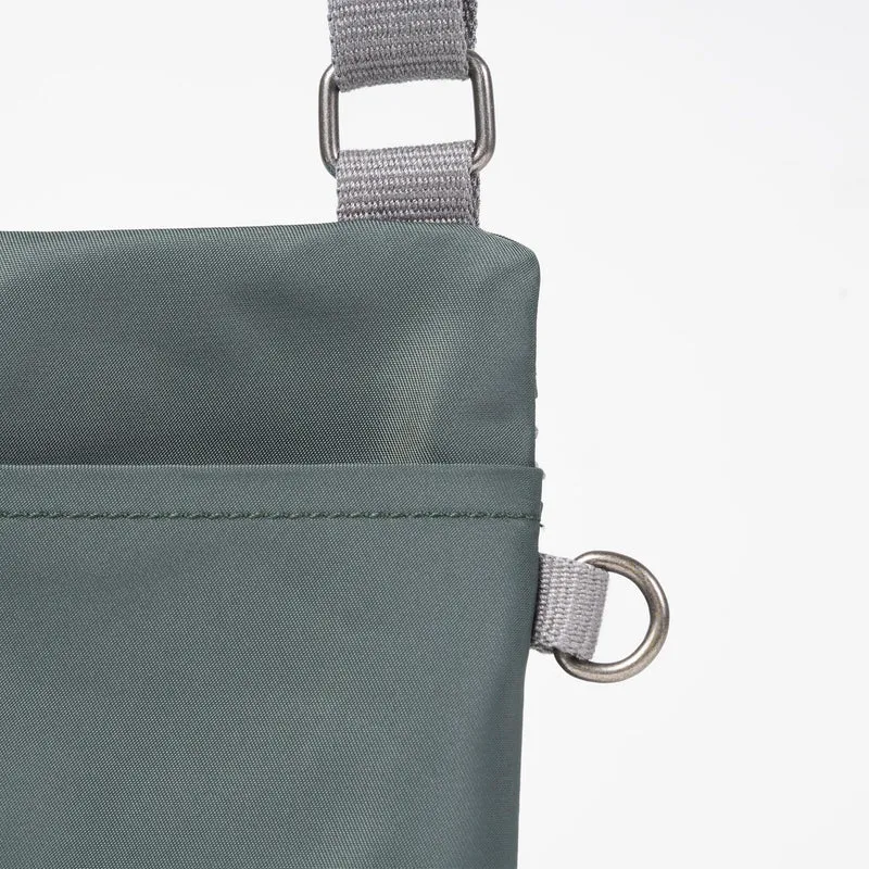 ROKA Chelsea Thyme-Tasche aus recyceltem Nylon