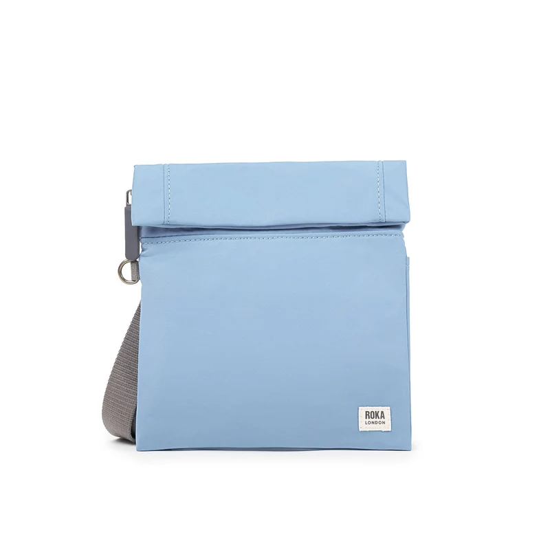 ROKA Stratford Kleine Tasche aus recyceltem Nylon | Retro-Blau