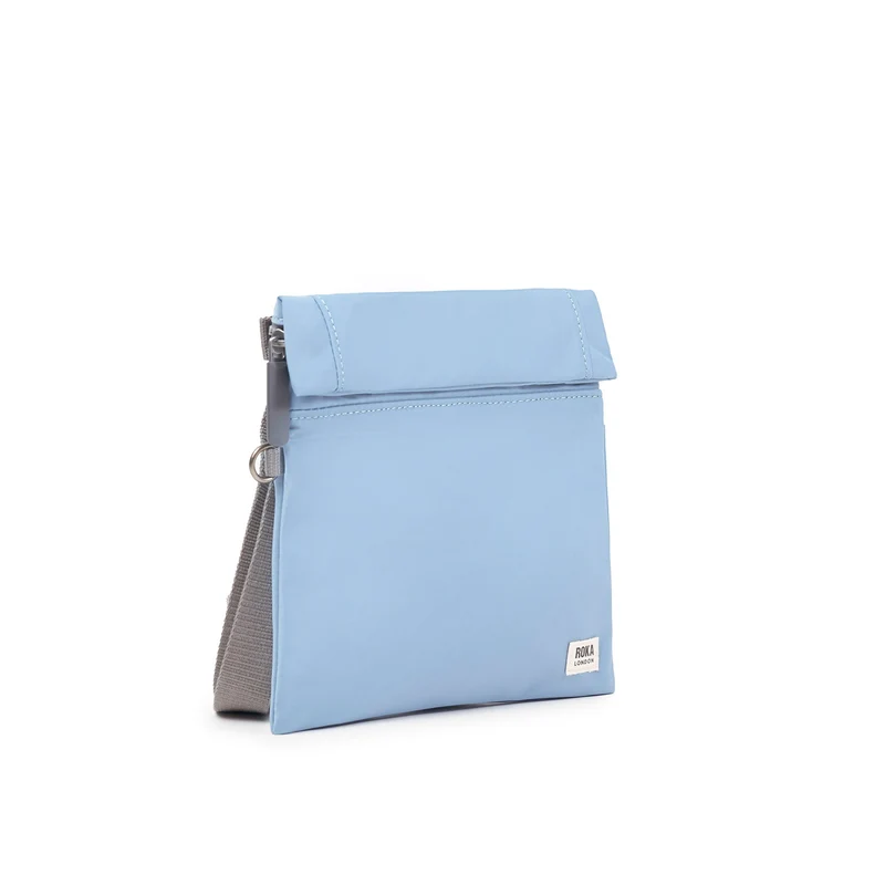 ROKA Stratford Kleine Tasche aus recyceltem Nylon | Retro-Blau