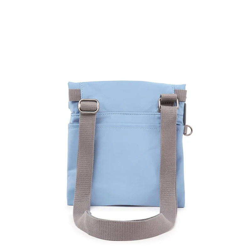 ROKA Stratford Kleine Tasche aus recyceltem Nylon | Retro-Blau
