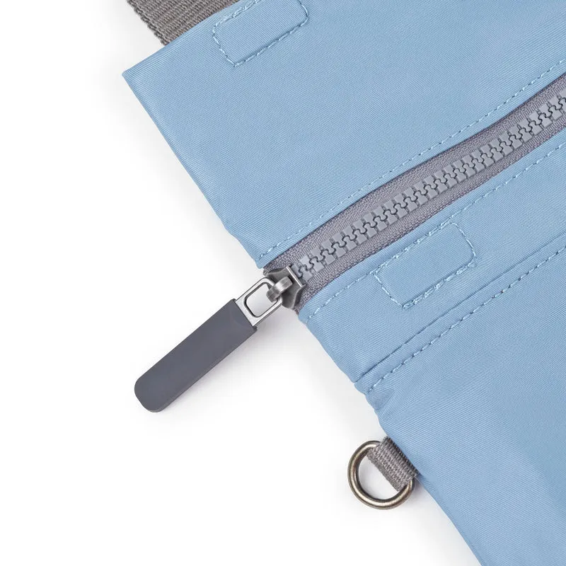 ROKA Stratford Kleine Tasche aus recyceltem Nylon | Retro-Blau