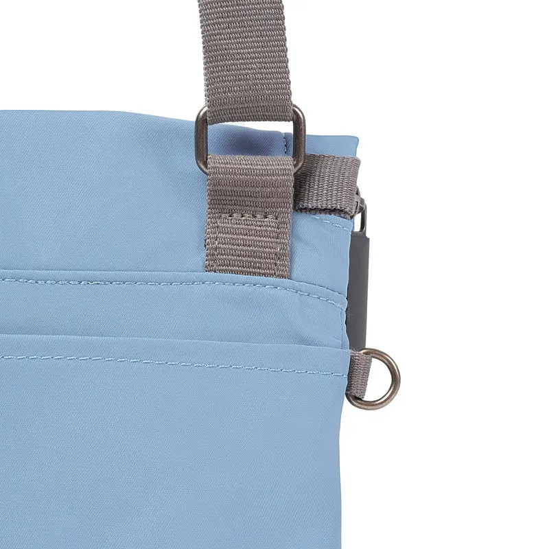 ROKA Stratford Kleine Tasche aus recyceltem Nylon | Retro-Blau