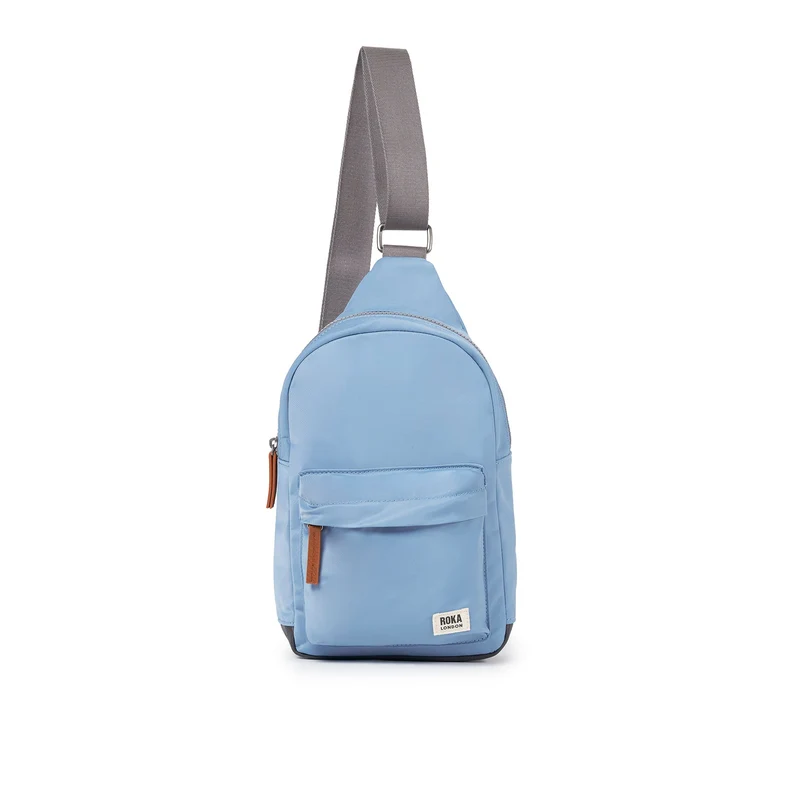 ROKA Willesden Große Tasche aus recyceltem Nylon | Retro-Blau