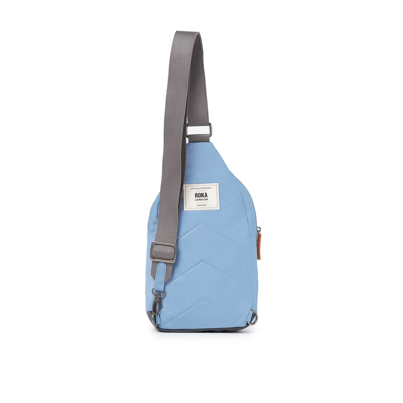 ROKA Willesden Große Tasche aus recyceltem Nylon | Retro-Blau