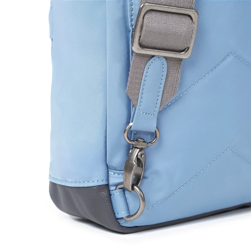 ROKA Willesden Große Tasche aus recyceltem Nylon | Retro-Blau