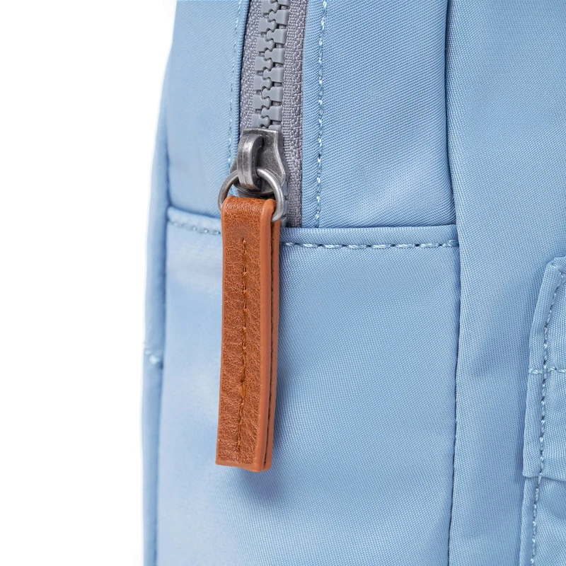 ROKA Willesden Große Tasche aus recyceltem Nylon | Retro-Blau
