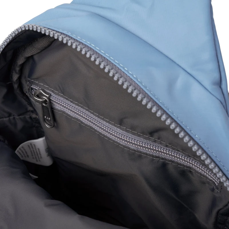 ROKA Willesden Große Tasche aus recyceltem Nylon | Retro-Blau