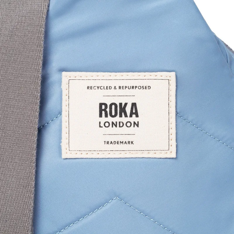 ROKA Willesden Große Tasche aus recyceltem Nylon | Retro-Blau