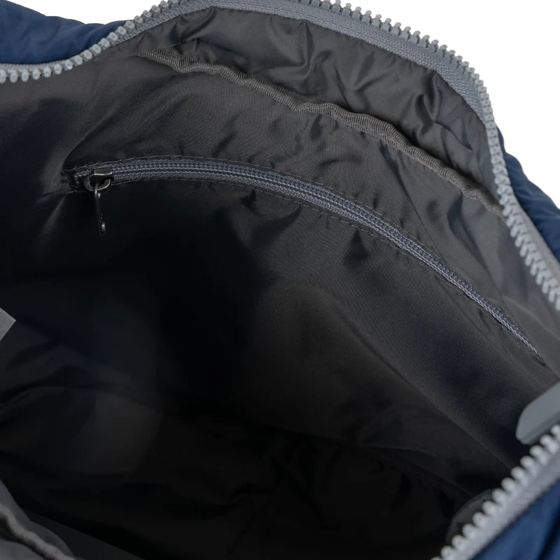 ROKA Belsize Midnight Medium Tasche aus recyceltem Taslon