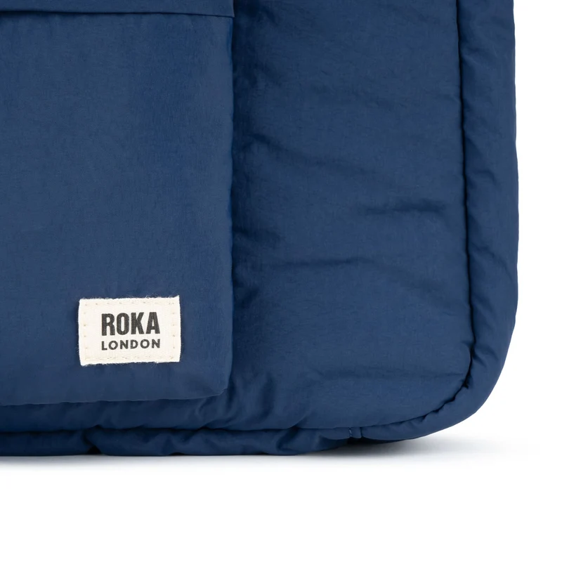 ROKA Belsize Midnight Medium Tasche aus recyceltem Taslon