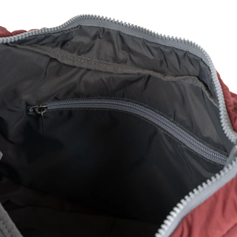 ROKA Belsize Bordeaux Medium Tasche aus recyceltem Taslon