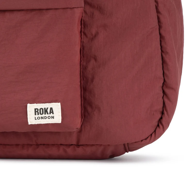ROKA Belsize Bordeaux Medium Tasche aus recyceltem Taslon