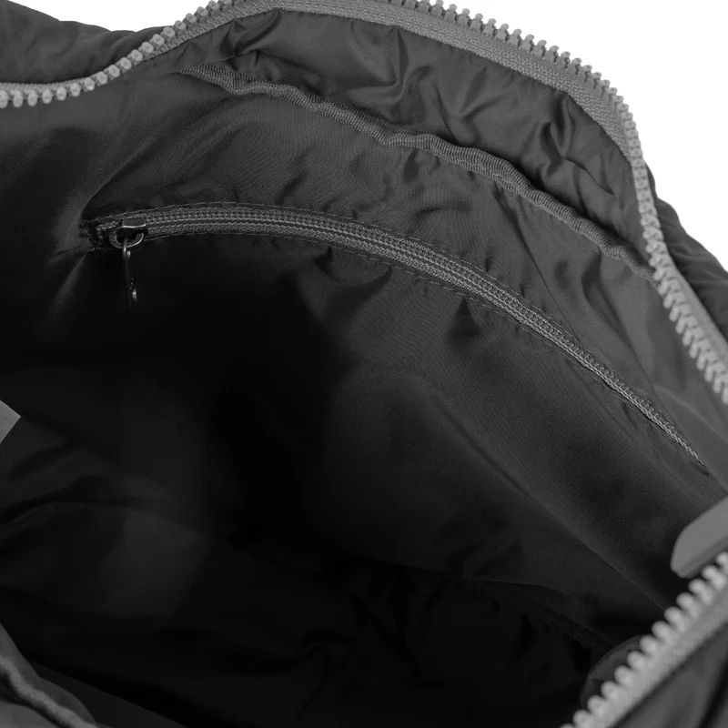 ROKA Belsize Schwarze, mittelgroße Tasche aus recyceltem Taslon