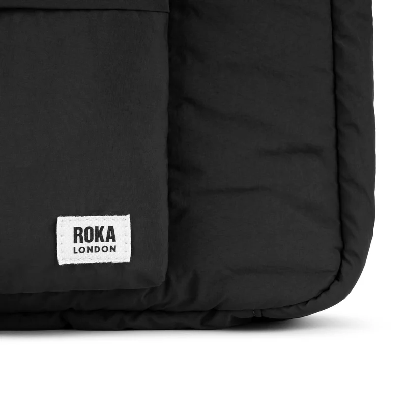 ROKA Belsize Schwarze, mittelgroße Tasche aus recyceltem Taslon