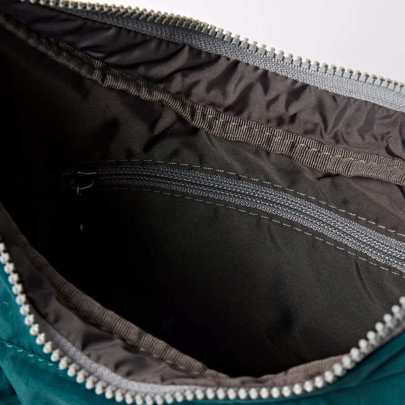 ROKA Belsize Teal Kleine Tasche aus recyceltem Taslon