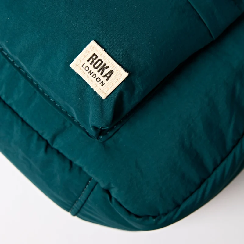 ROKA Belsize Teal Kleine Tasche aus recyceltem Taslon