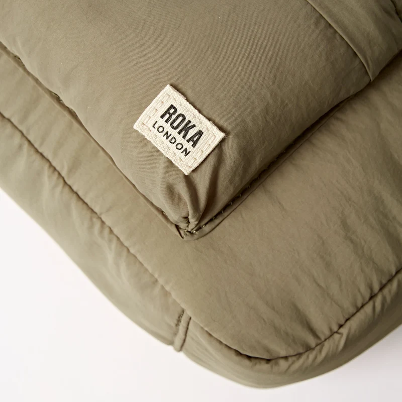 ROKA Belsize Taupe Kleine Tasche aus recyceltem Taslon