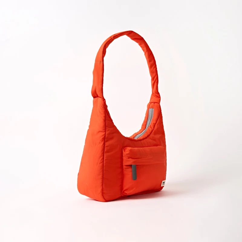 ROKA Belsize Tangerine Kleine Tasche aus recyceltem Taslon
