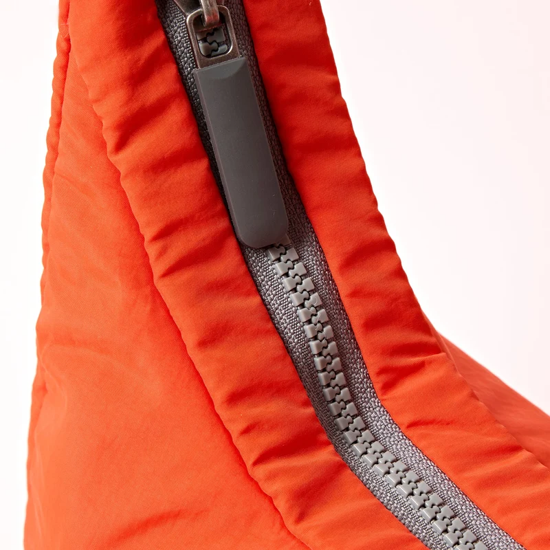 ROKA Belsize Tangerine Kleine Tasche aus recyceltem Taslon