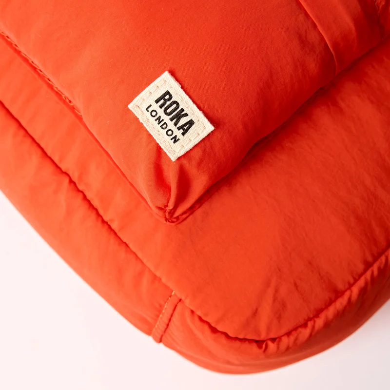 ROKA Belsize Tangerine Kleine Tasche aus recyceltem Taslon