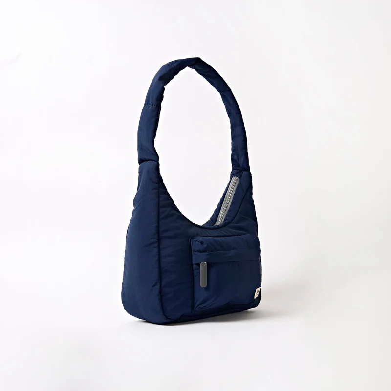 ROKA Belsize Midnight Kleine Tasche aus recyceltem Taslon