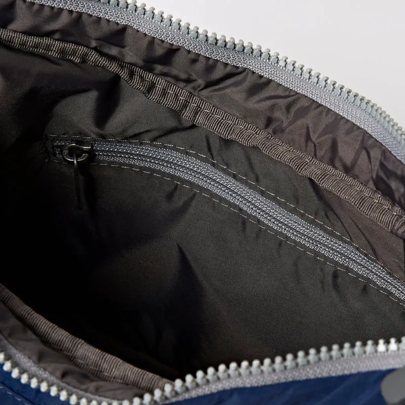 ROKA Belsize Midnight Kleine Tasche aus recyceltem Taslon